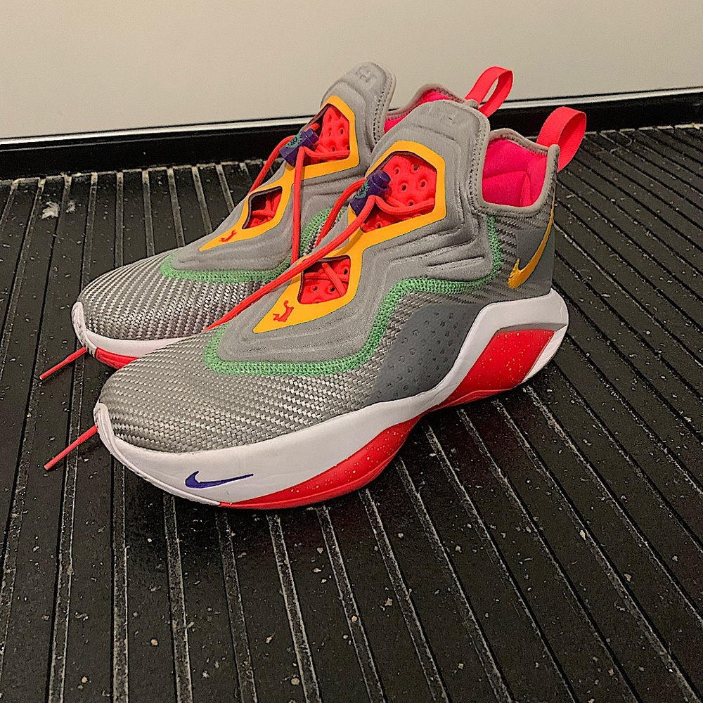 Nike Mens Lebron Soldier XIV 14 Basketball Shoes